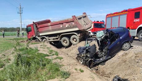 Jedna osoba zginęła na miejscu, druga walczy o życie w szpitalu. Znamy szczegóły wczorajszego  wypadku w Kondrajcu Szlacheckim.