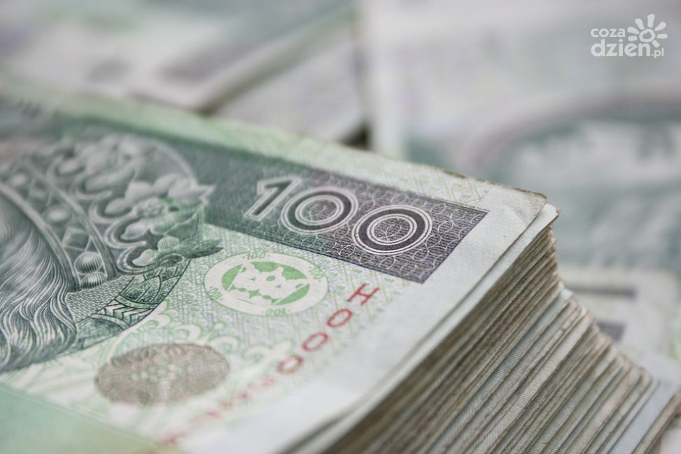 Wyłudzała pieniądze od klientów, 23 zarzuty dla młodej kobiety