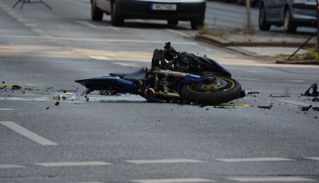 Ranny motocyklista bez uprawnień.