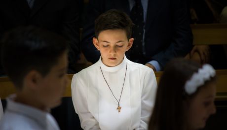Alba, czy sukienka komunijna dla dziewczynki – co lepiej wybrać? 