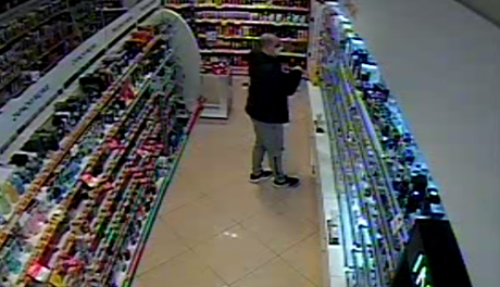 Ukradł perfumy za ponad tysiąc złotych. Publikujemy wizerunek sprawcy