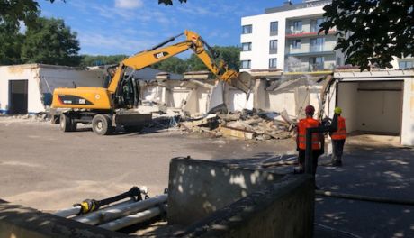 Garaże przy starostwie znikają z powierzchni ziemi
