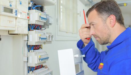 Jak zabezpieczyć instalację elektryczną przed przepięciami?