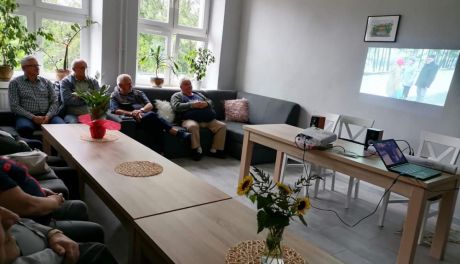 Seniorzy z Dzbonia poznali tajemnice świata finansów