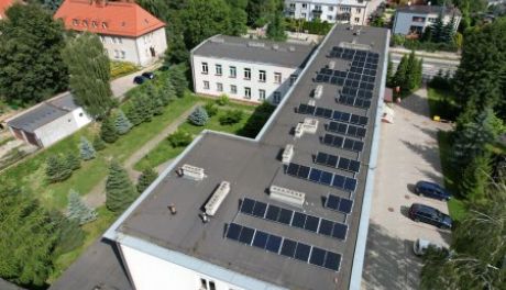 Ciechanów. Panele fotowoltaiczne pojawiły się na kolejnych miejskich szkołach
