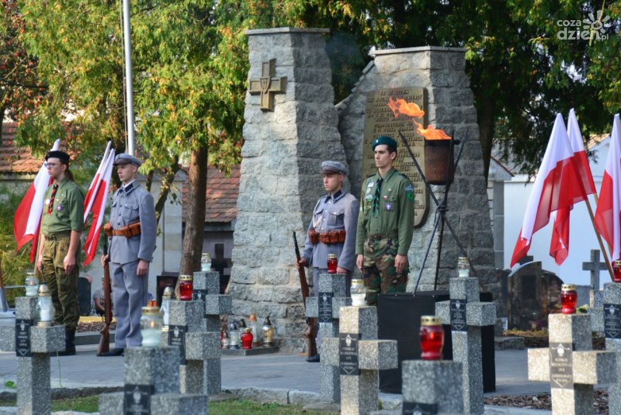 Rocznicowe uroczystości na cmentarzu komunalnym