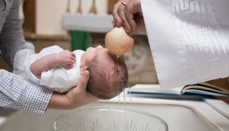 Wypożyczalnia ubranek na chrzest – czy warto korzystać?