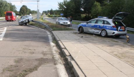 Wpadł w poślizg i uderzył w radiowóz