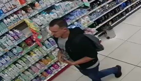 Złodziej kosmetyków w oku kamery