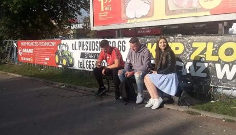 Słynna przasnyska ławeczka już nie jest samotna