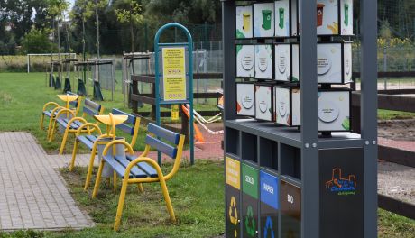 Będą bawić i uczyć. W Ciechanowie pojawiły się edukacyjne kosze do segregacji