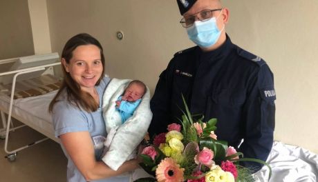 Policjant odebrał poród w aucie
