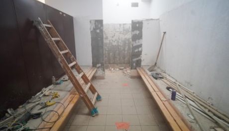Ruszył remont szatni na ciechanowskiej krytej pływalni