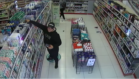 Złodziej kosmetyków poszukiwany! Kradł w ciechanowskich drogeriach