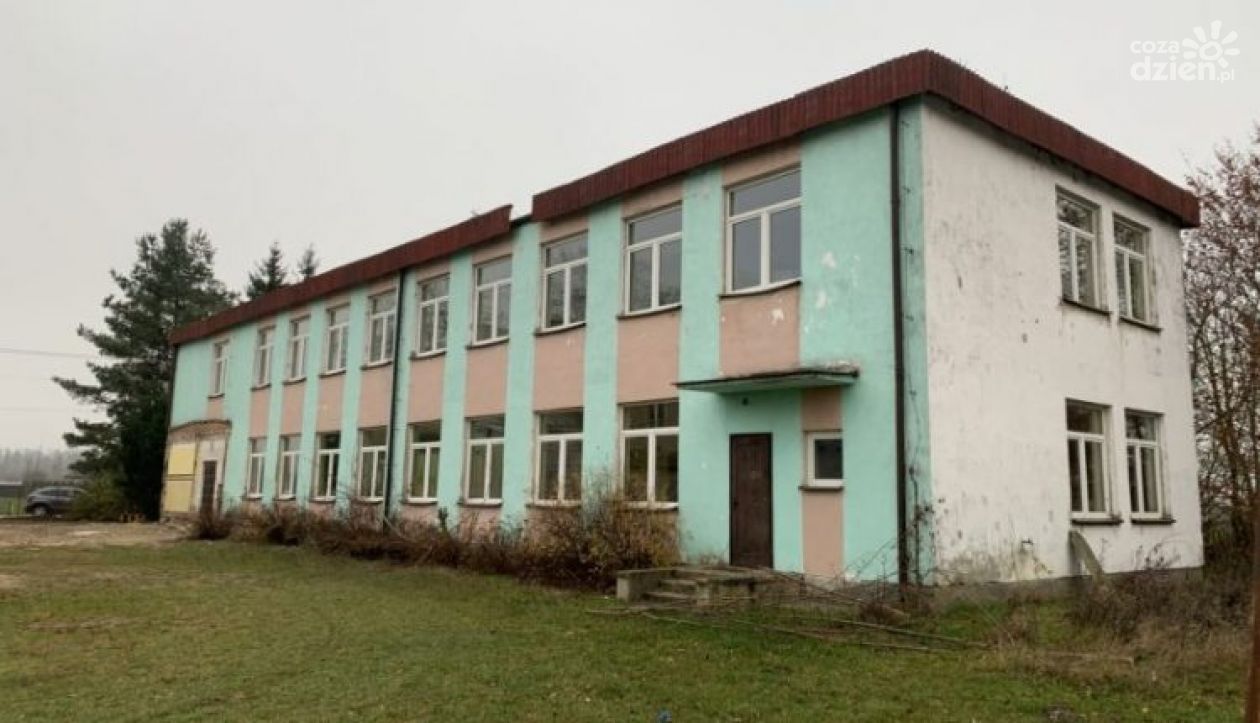 Nie ma chętnych na dawną szkołę