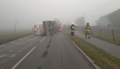 Przyczepa zablokowała drogę pod Gruduskiem, kierowca nie zauważył wysepki