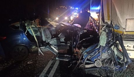 Groźny wypadek w Ujazdówku, osobówka doszczętnie zniszczona