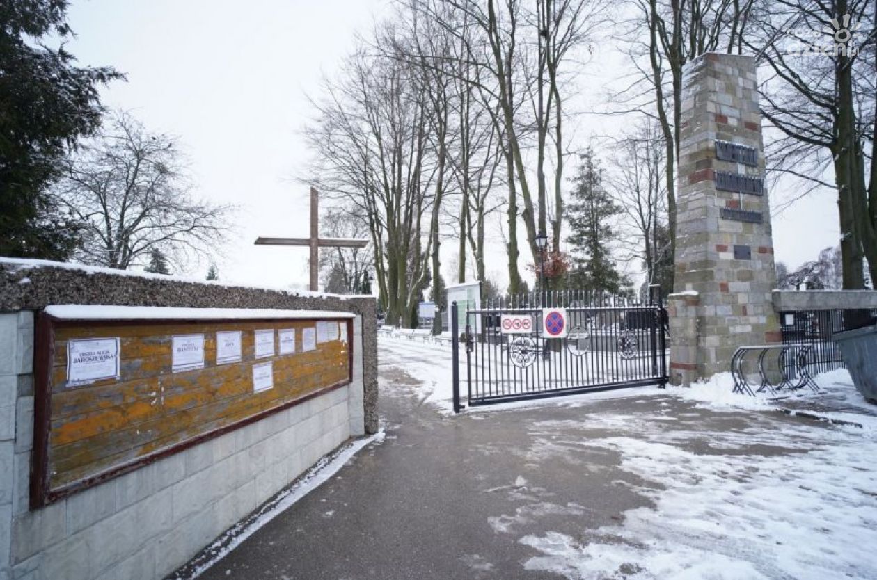 Śmieci z cmentarza tematem dyskusji