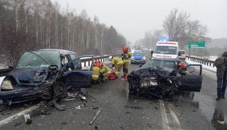 Pilne! Zderzenie trzech osobówek pod Mławą, droga jest zablokowana