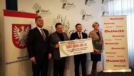 Wóz strażacki za pół miliona złotych dla OSP Wieczfnia Kościelna