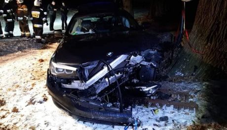 Luksusowe BMW uderzyło w drzewo
