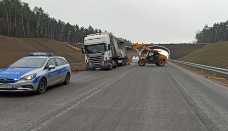 Utrudnienia na siódemce! Tir ugrzązł na poboczu AKTUALIZACJA
