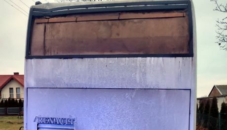 Zamiast szyby - karton. Takim autobusem przewoził dzieci do szkoły