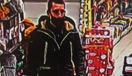 Ukradł sprzęt, uderzył i popchnął ochroniarza. Szuka go policja