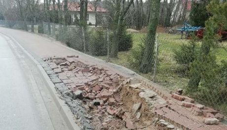 Zniszczono chodnik w Mosakach