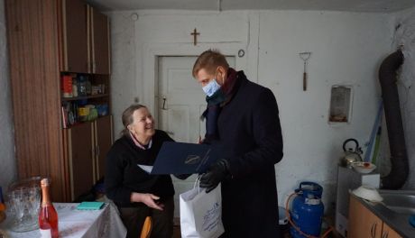 Setne urodziny mieszkanki Kowalewka, kwiaty i życzenia od burmistrza