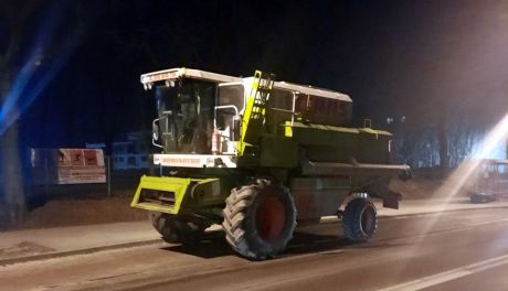 Kombajnem zbożowym, zimą, na podwójnym gazie po ulicach Mławy