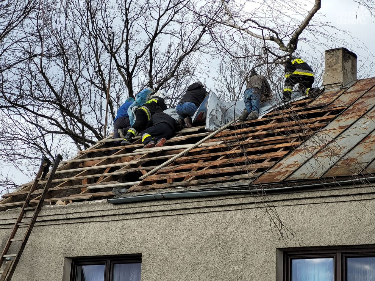 Dachy pozrywane, prądu brak
