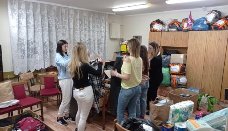Do siedziby ciechanowskiej lewicy spływają pierwsze dary dla mieszkańców Ukrainy