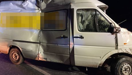 Niebezpiecznie pod Ciechanowem. Dostawczak wypadł z drogi i uderzył w drzewo