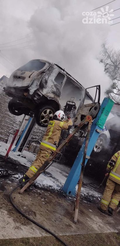 Auto spłonęło na podnośniku