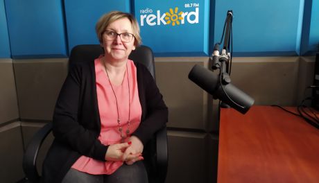 Katarzyna Stawicka (Szkoła STO) z dziećmi z Ukrainy