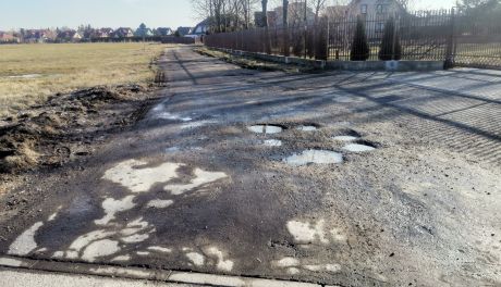 Nad niektórymi ulicami w Ciechanowie zawisły ciemne chmury. Czekają na naprawę od kilkunastu lat