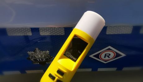 Rowerzysta z 2 promilami alkoholu jechał "wężykiem" po zaśnieżonej drodze 