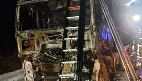 Palił się TIR przewożący makulaturę. Gasiło go 22 strażaków. 