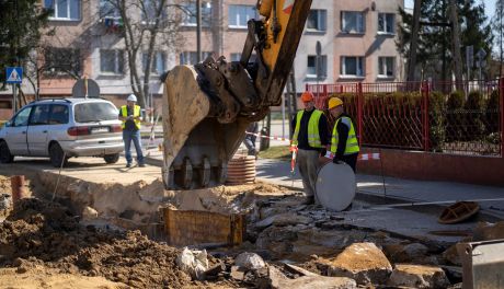 Trwa przebudowa ul. Asnyka w Ciechanowie. Na początek kanalizacja