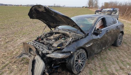 Dachował Jaguarem, za kierownicą 22-latek z powiatu ciechanowskiego