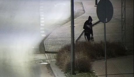 Policja poszukuje sprawcy uszkodzenia mienia. Prezentujemy jego zdjęcia