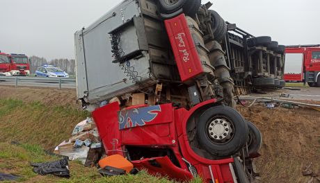 Przebił bariery ochronne i wpadł do rowu. Utrudnienia pod Mławą, objazd w kierunku Ciechanowa