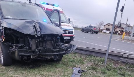 Dostawczakiem w sygnalizację, za kierownicą ciechanowianin