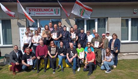 Dzień flagi na sportowo, z bronią w ręku. Zawody strzeleckie odbyły się w Ciechanowie