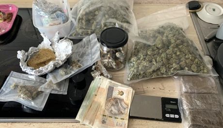 Zatrzymania podejrzanych o handel narkotykami - jeden jest z Mławy. Duża ilość narkotyków nie trafi już do obrotu