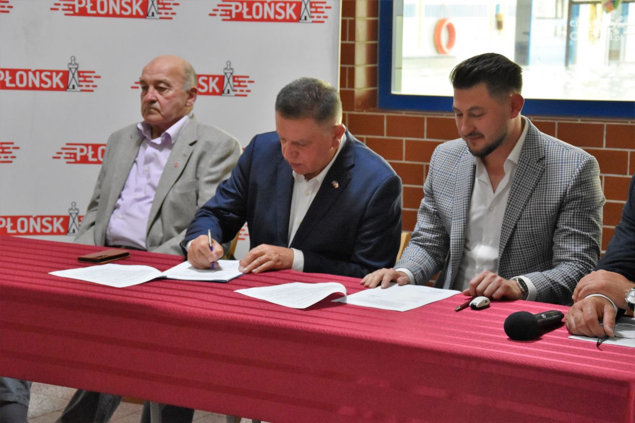 Grota solna na sąsiednim basenie