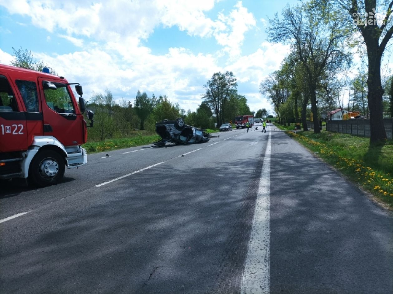 Kompletnie pijany wypadł z samochodu