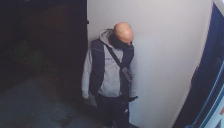 Szukają tego złodzieja! Ukradł pięć rowerów i hulajnogę