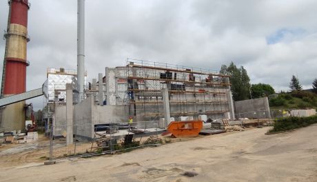 Rozruch technologiczny elektrociepłowni na biomasę ma nastąpić w I kwartale 2023 roku.
Na terenie Przedsiębiorstwa Energetyki Cieplnej w Ciechanowie praca wre